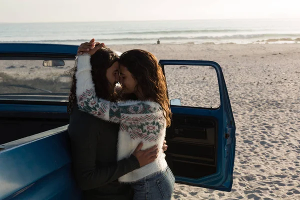 Paar Beim Romanzen Strand Einem Sonnigen Tag — Stockfoto