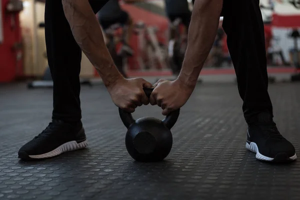 Atleta Haciendo Ejercicio Con Kettlebell Gimnasio —  Fotos de Stock