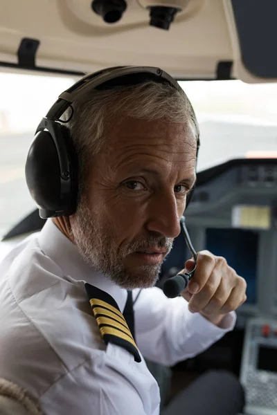 Porträt Eines Männlichen Piloten Der Über Headset Cockpit Spricht — Stockfoto
