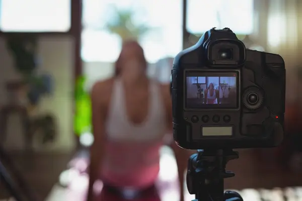 女性のビデオ ブロガー 自宅で運動中にビデオのビデオブログを記録 — ストック写真