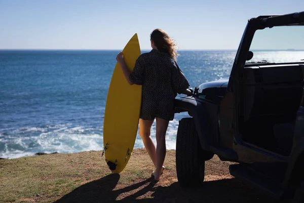 Vista Posteriore Della Donna Piedi Con Tavola Surf Sulla Spiaggia — Foto Stock