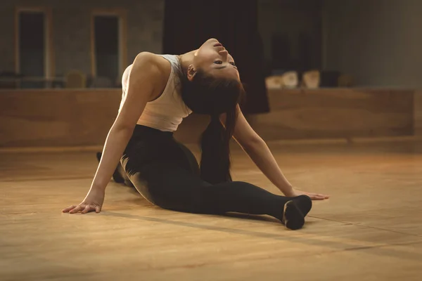 Joven Bailarina Haciendo Ejercicio Estudio Danza —  Fotos de Stock