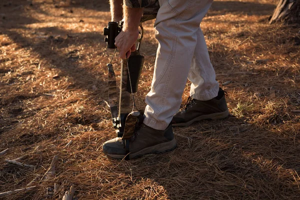 Jäger Justiert Pfeil Und Bogen Einem Sonnigen Tag Wald — Stockfoto