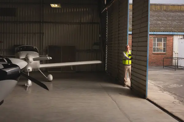 Avión Estacionado Hangar Aeroespacial Para Mantenimiento — Foto de Stock