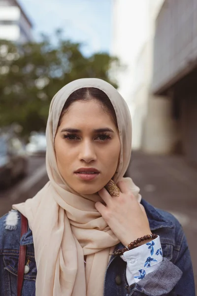 Mulher Hijab Urbana Bonita Olhando Para Câmera — Fotografia de Stock