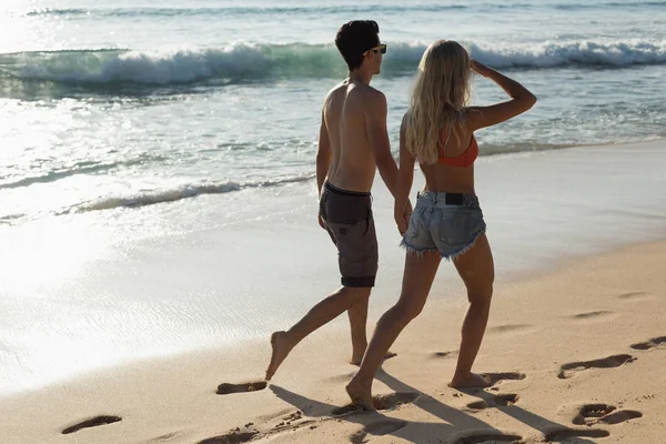 Pareja Caminando Juntos Mano Playa — Foto de Stock