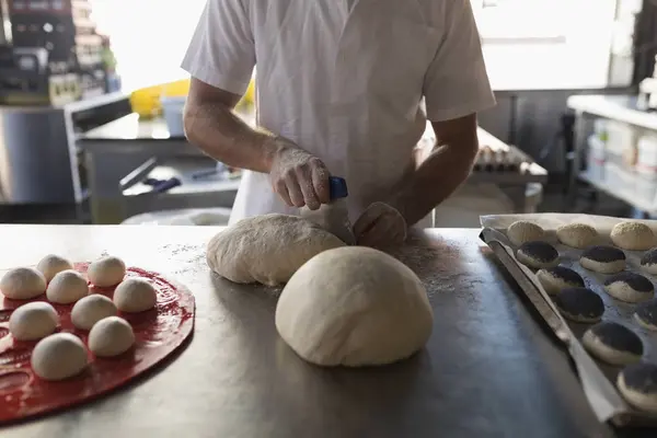 Mittlerer Teil Der Männlichen Bäcker Arbeitet Bäckerei — Stockfoto