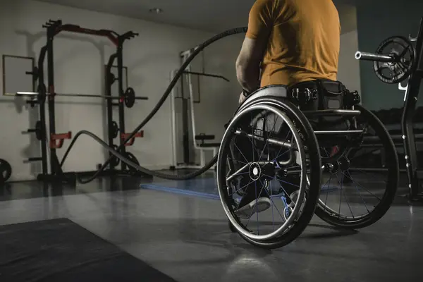 Homem Deficiente Cadeira Rodas Exercitando Com Cordas Batalha Ginásio — Fotografia de Stock