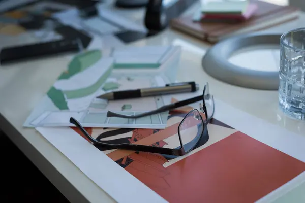 建築図と自宅の机の上の光景 — ストック写真
