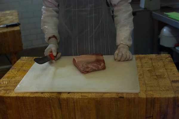 Sezione Centrale Del Macellaio Piedi Con Pezzo Carne Macelleria — Foto Stock