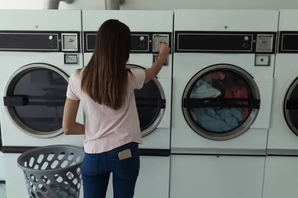 Young Woman Operating Washing Machine Laundromat — Stock Photo, Image