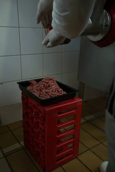 Açougueiro Usando Máquina Para Carne Picada Açougue — Fotografia de Stock