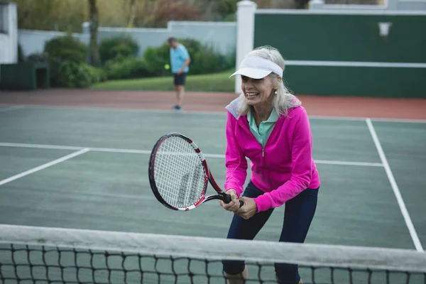 Tenis Kortu Tenis Oynarken Mutlu Kadın Kıdemli — Stok fotoğraf