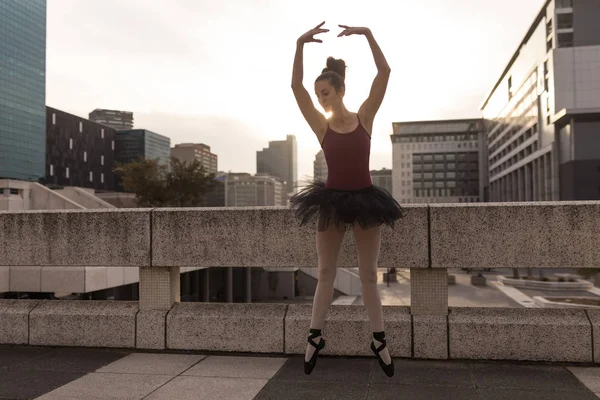 Piękna Kobieta Wykonaniu Baletu Mieście — Zdjęcie stockowe