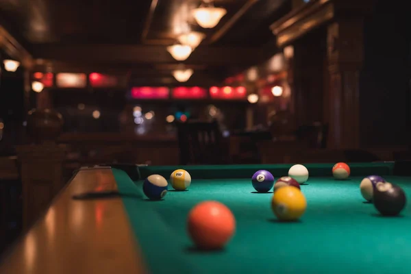 近くのクラブでスヌーカー テーブルのスヌーカー ボール — ストック写真