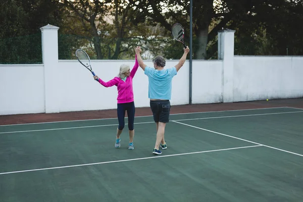 Happy Senior Couple Cheering Tennis Court — Stock Photo, Image