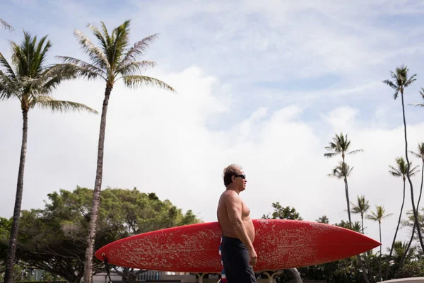 Mężczyzna Surfer Posiadających Desek Surfingowych Plaży — Zdjęcie stockowe