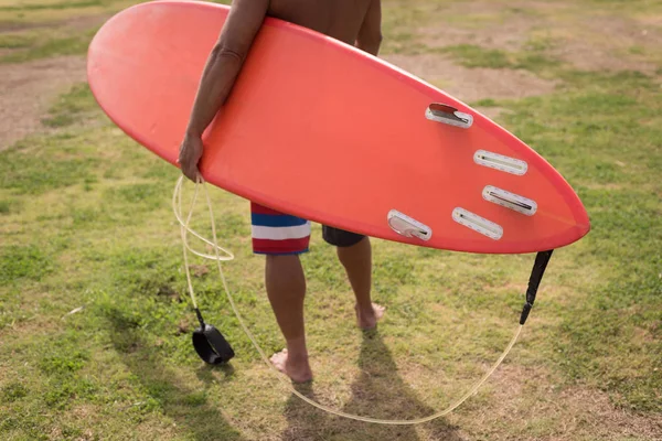 Surfista Masculino Sosteniendo Correa Tabla Surf Playa — Foto de Stock