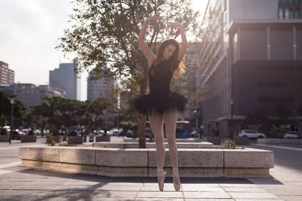 Anmutige Frau Führt Ballett Der Stadt Auf — Stockfoto