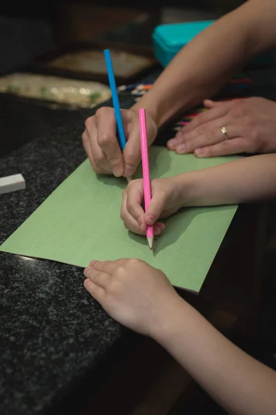 Padre Ragazza Disegnano Uno Schizzo Casa — Foto Stock