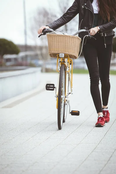 Låga Delen Kvinna Med Cykel Går Trottoaren — Stockfoto