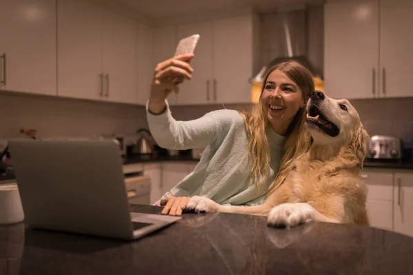 Menina Tomando Selfie Com Seu Cão Cozinha Casa — Fotografia de Stock