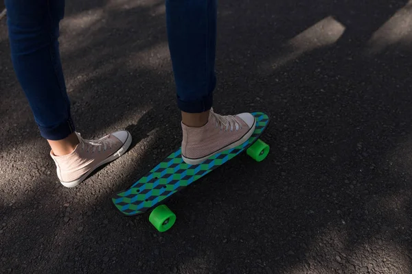 Närbild Kvinna Skateboard — Stockfoto