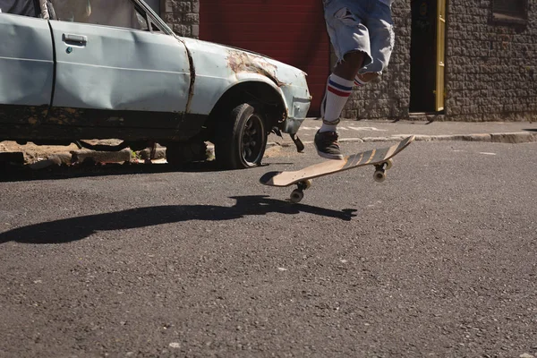 Lage Deel Van Man Springen Skateboard Straat Zonlicht — Stockfoto