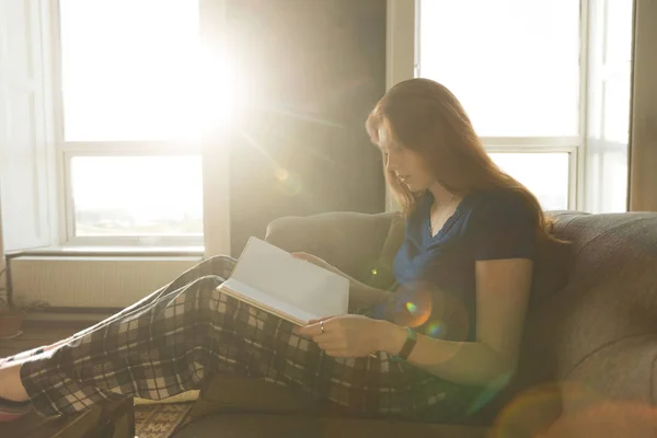 Mujer Leyendo Libro Sala Estar Casa —  Fotos de Stock