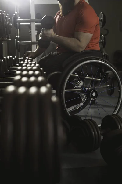 Hombre Discapacitado Silla Ruedas Levantando Mancuerna Rack Gimnasio — Foto de Stock