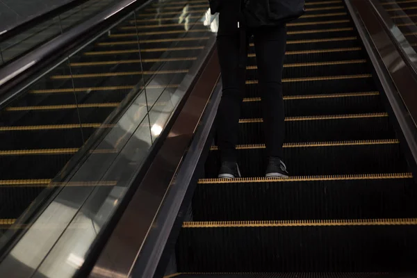Baixa Seção Mulher Subindo Uma Escada Rolante Estação — Fotografia de Stock
