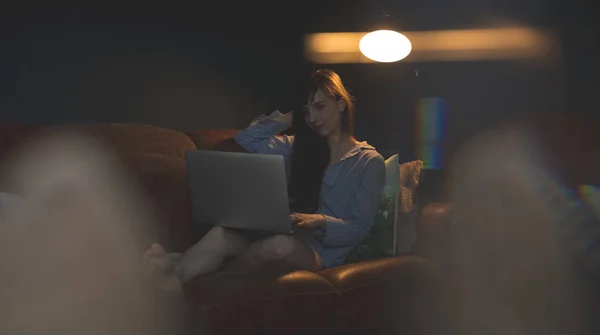 Vrouw Met Behulp Van Laptop Bank Huiskamer — Stockfoto