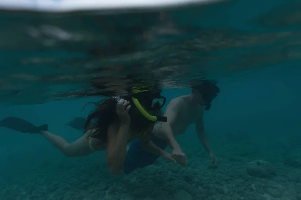 Couple Swimming Underwater Turquoise Sea Rocky Bottom — Stock Photo, Image