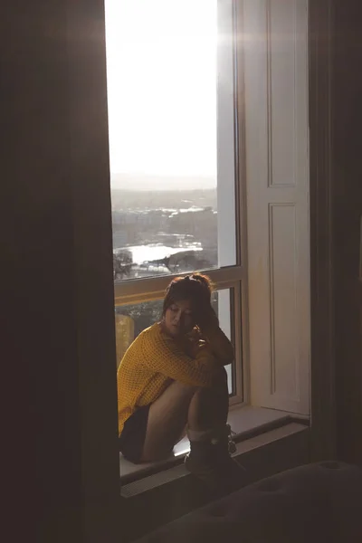Nachdenkliche Frau Entspannt Sich Fenster Hause — Stockfoto