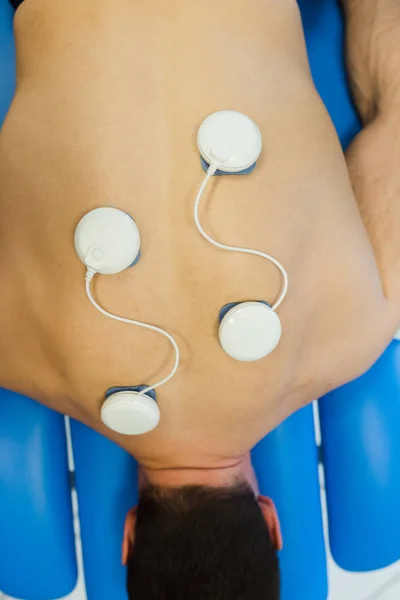 Man Liggen Borst Met Elektrode Pads Rug Kliniek — Stockfoto