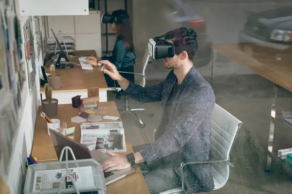 Executivo Trabalhando Laptop Enquanto Usa Headset Realidade Virtual Escritório — Fotografia de Stock