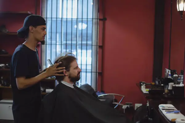 Чоловік Отримує Волосся Оброблене Ножицями Перукарні — стокове фото