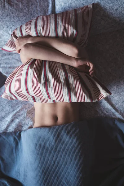 Женщина Обнимает Подушку Пока Спит Спальне Дома — стоковое фото