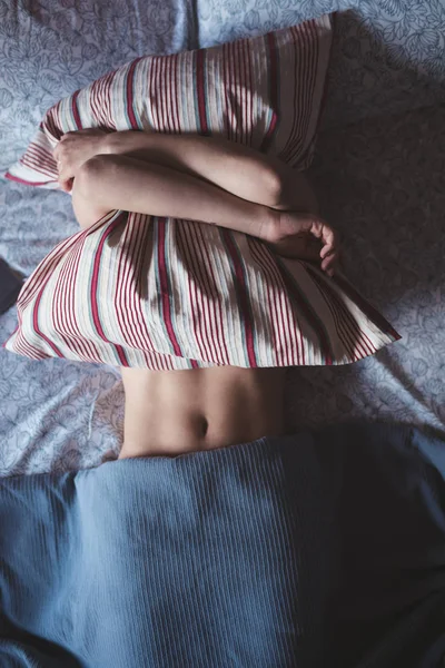 Mujer Abrazando Almohada Mientras Duerme Dormitorio Casa —  Fotos de Stock