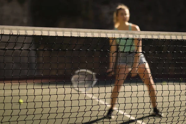 Жінка Практикує Теніс Тенісному Корті Сонячний День — стокове фото