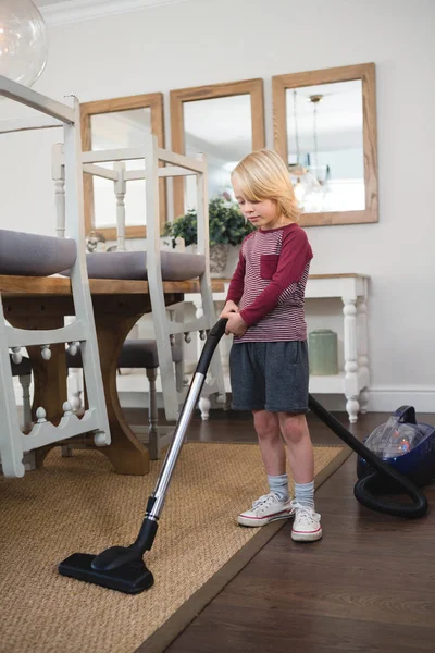 Pojke Med Dammsugare Vardagsrummet Hemma — Stockfoto