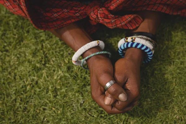 Nahaufnahme Eines Massai Mannes Traditioneller Kleidung Beim Entspannen Park — Stockfoto