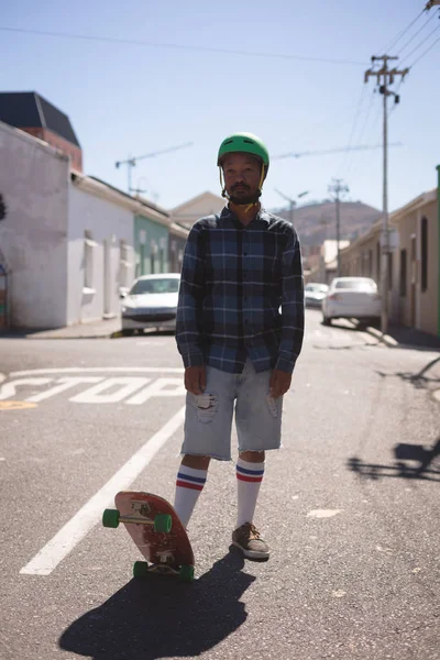 Man Standing Skateboard Street Sunlight — Stock Photo, Image