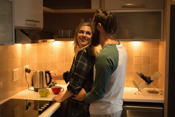 Paar Umarmt Sich Küche Hause — Stockfoto