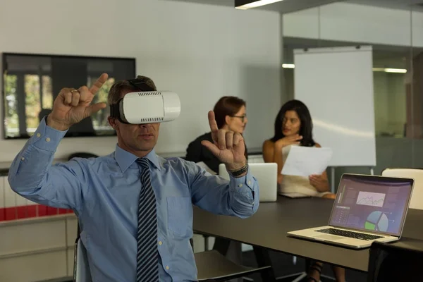 Homem Negócios Usando Fones Ouvido Realidade Virtual Sala Conferências Casa — Fotografia de Stock
