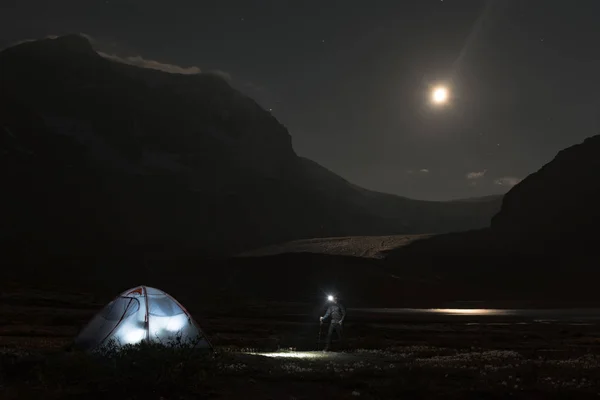 Männlicher Wanderer Läuft Nachts Auf Zelt — Stockfoto