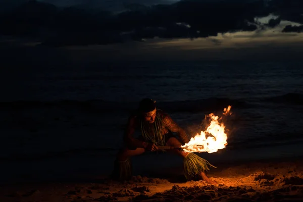Мужчина Огненный Танцор Выступающий Горящим Огненным Палкой Пляже Ночью — стоковое фото