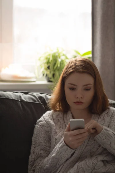 Kvinna Med Mobiltelefon Vardagsrummet Hemma — Stockfoto