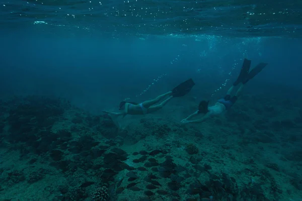 Pareja Buceo Bajo Agua Mar Turquesa Sobre Arrecife Coral —  Fotos de Stock