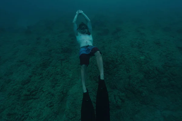 Člověk Pod Vodou Šnorchlování Mořské Vodě — Stock fotografie